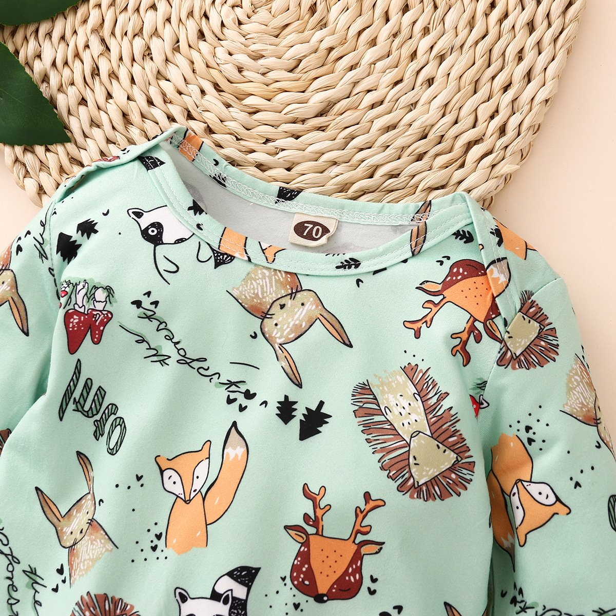 Lindo mono de bebé de manga larga con estampado de plantas y animales de dibujos animados