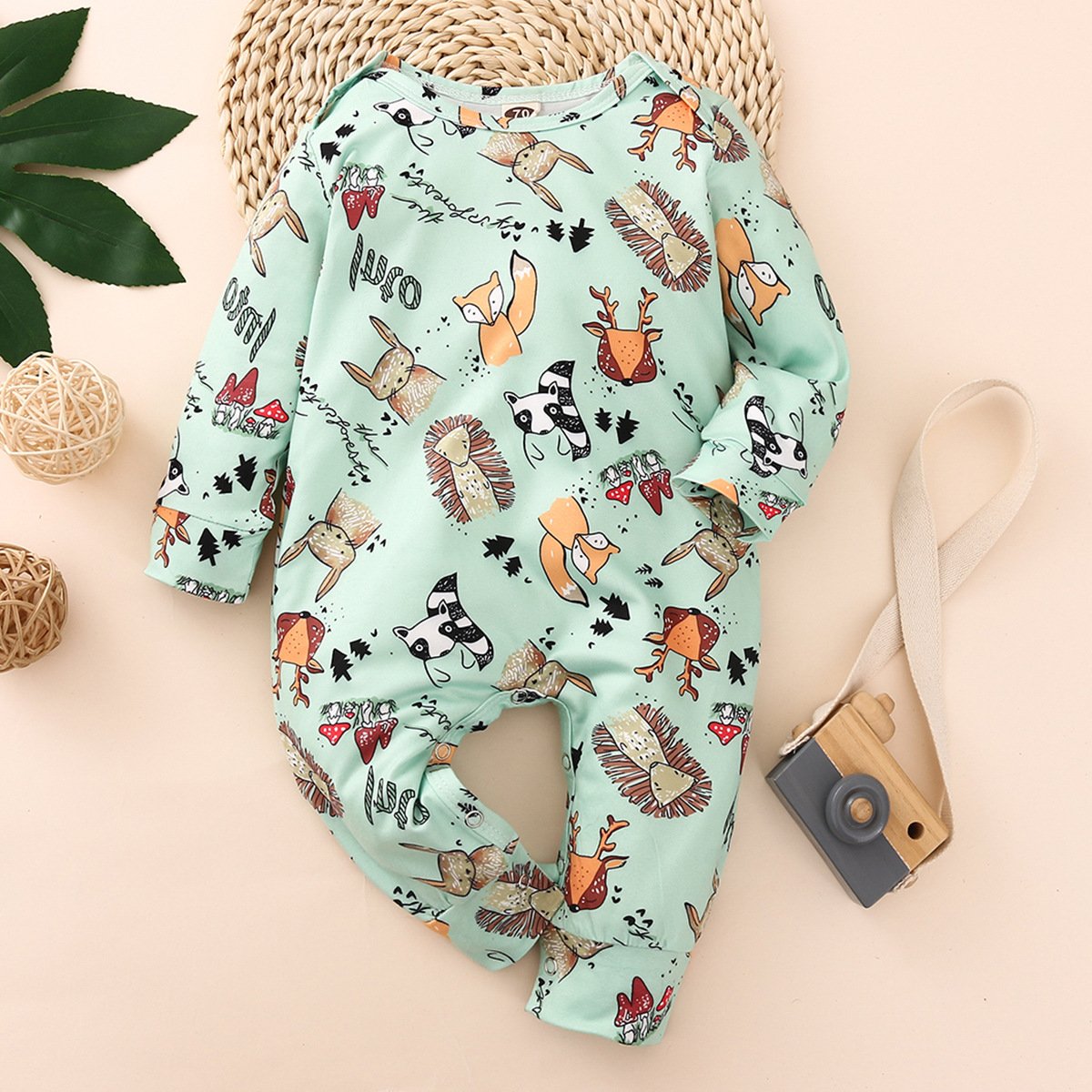 Lindo mono de bebé de manga larga con estampado de plantas y animales de dibujos animados