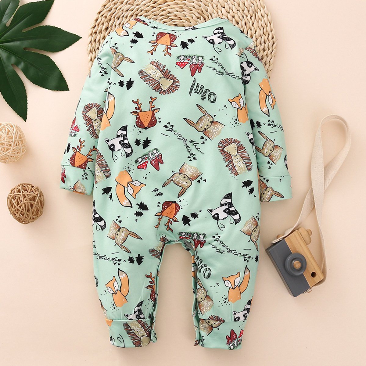 Lindo mono de bebé de manga larga con estampado de plantas y animales de dibujos animados