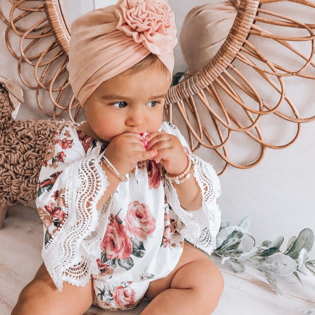 Jolie barboteuse pour bébé à imprimé floral