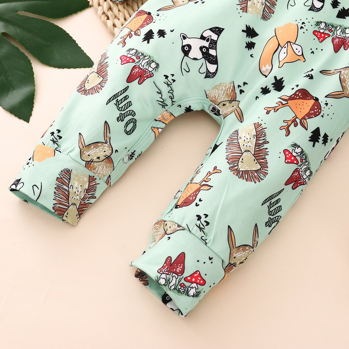 Lindo mono de bebé de manga larga con estampado de plantas y animales de dibujos animados