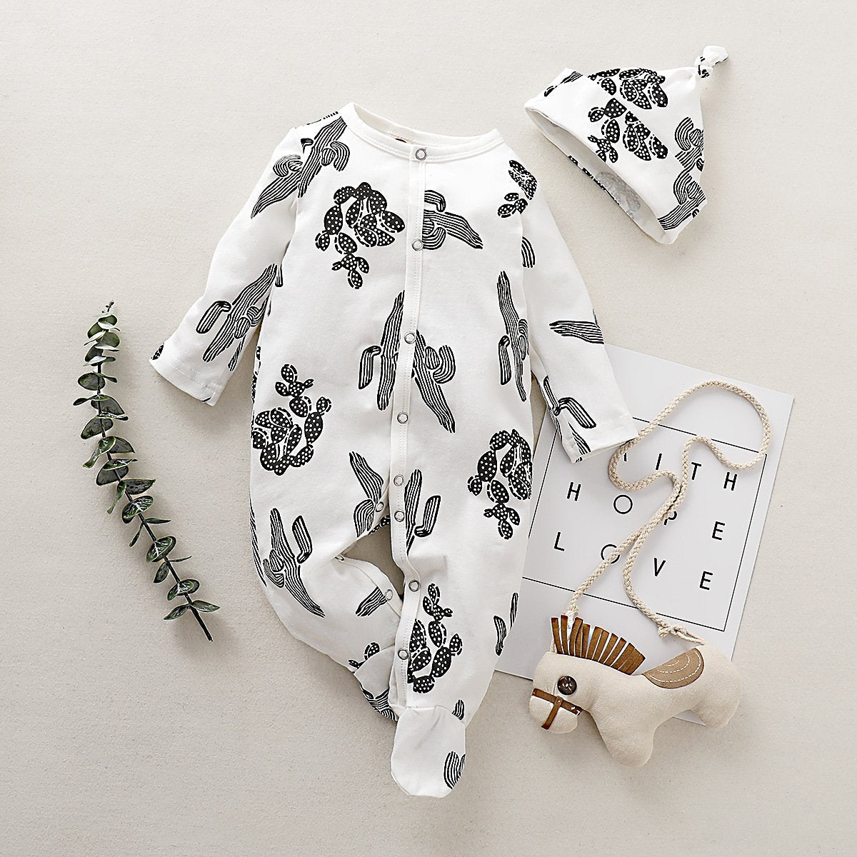 Mono blanco de bebé de manga larga con estampado de cactus de dibujos animados lindo