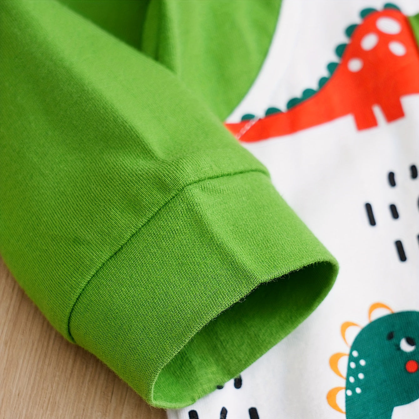 Mono de bebé de manga larga con estampado de dinosaurio fresco