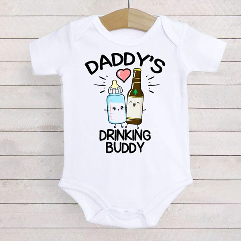 Mameluco de manga corta con estampado de letras DRINKING BUDDY para bebé bebé
