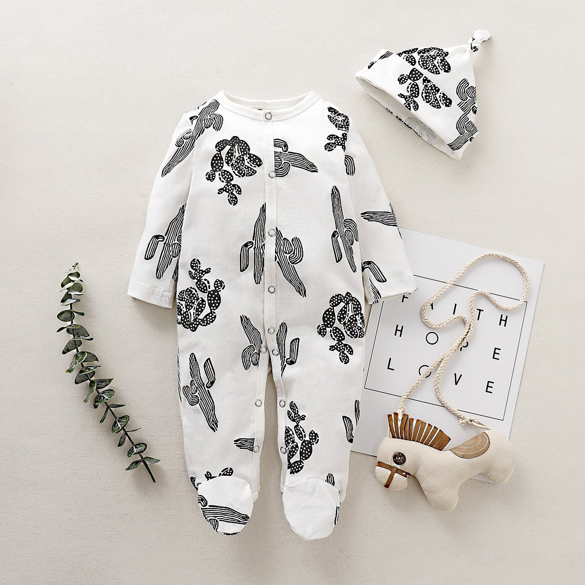 Mono blanco de bebé de manga larga con estampado de cactus de dibujos animados lindo