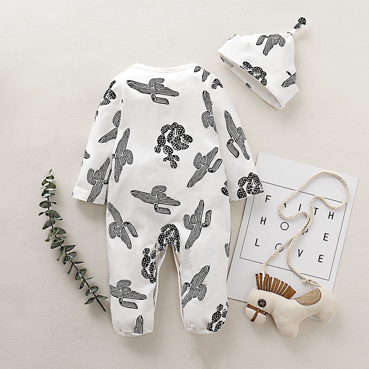 Mono blanco de bebé de manga larga con estampado de cactus de dibujos animados lindo