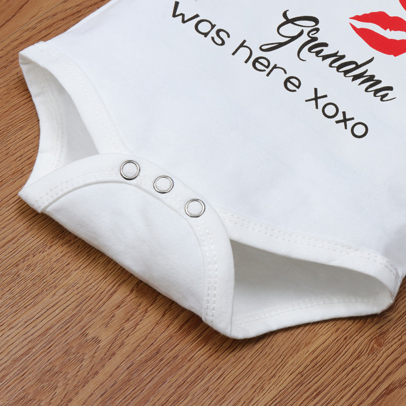 La abuela estaba aquí mameluco de bebé de manga larga con estampado de labios