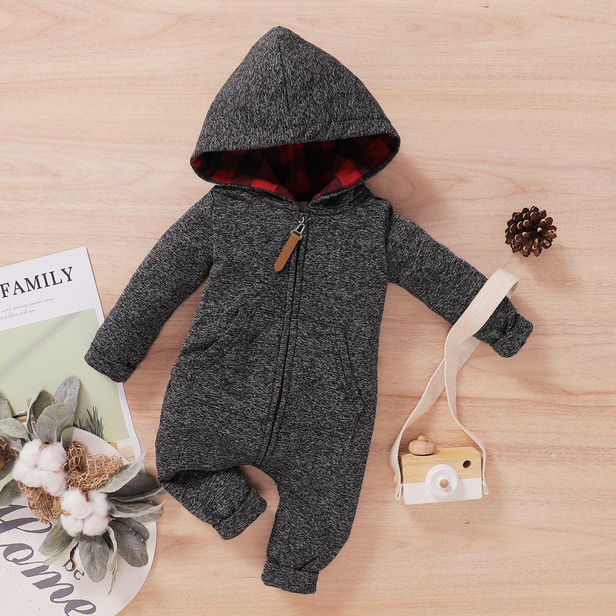 Mono con capucha para bebé de manga larga estampado gris oscuro encantador de otoño e invierno