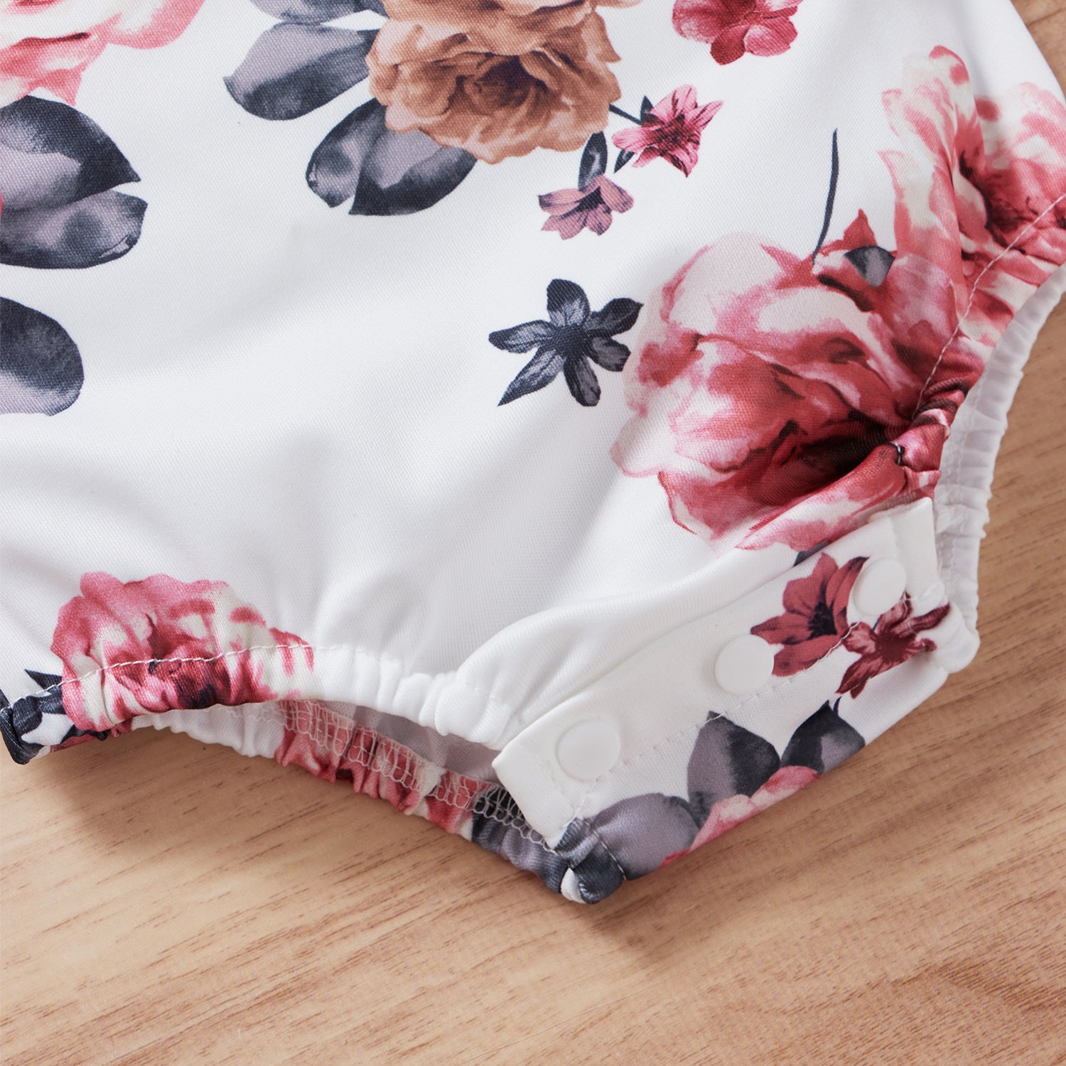 Jolie barboteuse pour bébé à imprimé floral