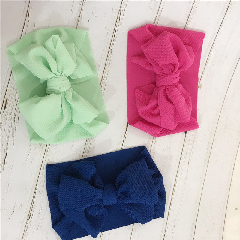 Joli bandeau avec nœud papillon.