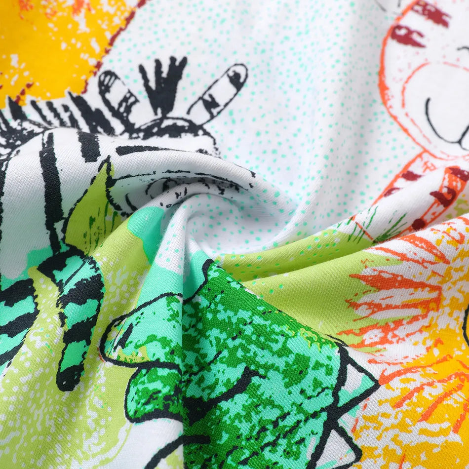 Precioso mono de bebé con estampado de animales de lápiz de colores