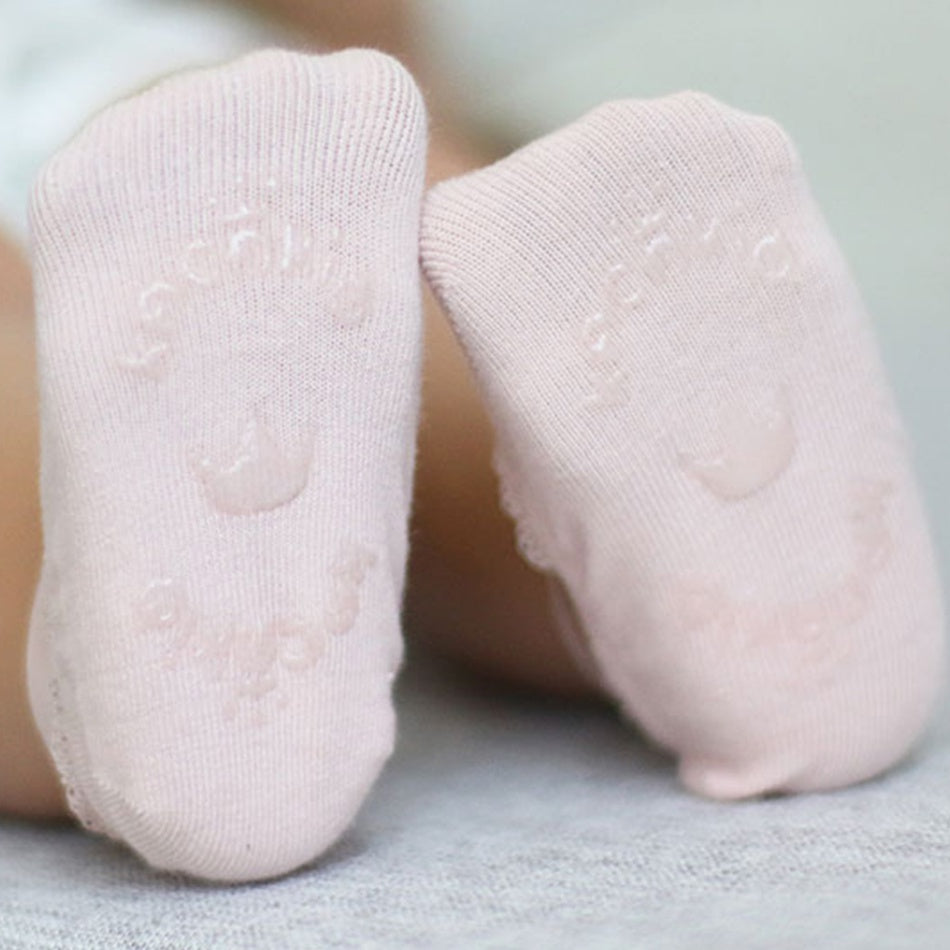 Jolies chaussettes en dentelle pour bébé