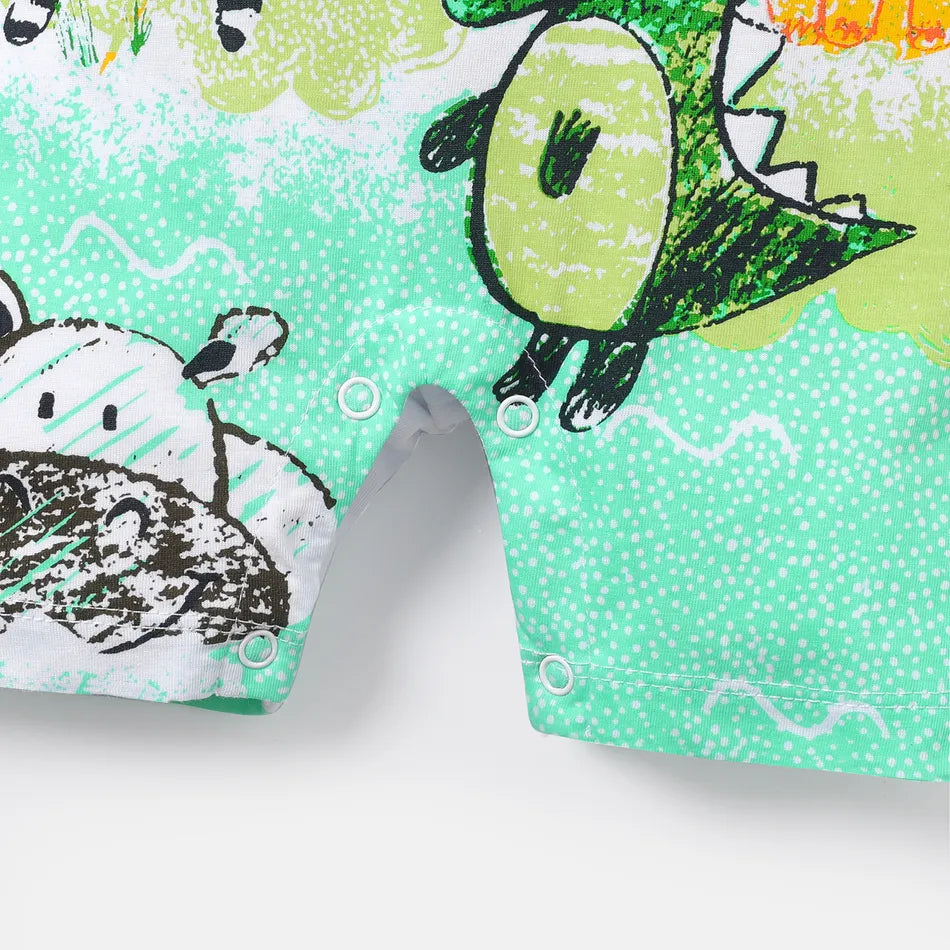 Precioso mono de bebé con estampado de animales de lápiz de colores