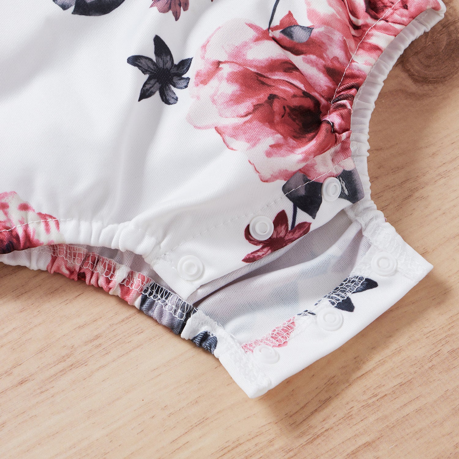 Jolie barboteuse pour bébé à imprimé floral