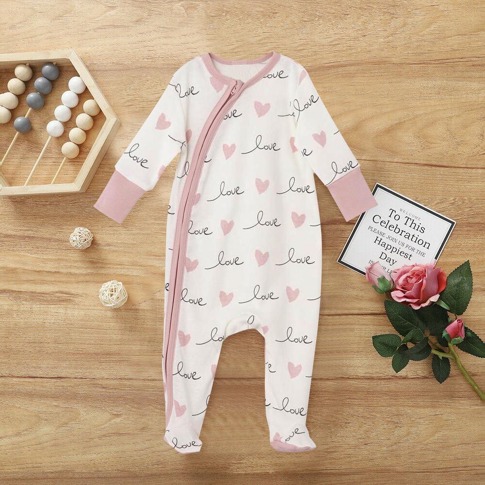 Precioso mono de bebé estampado en forma de corazón