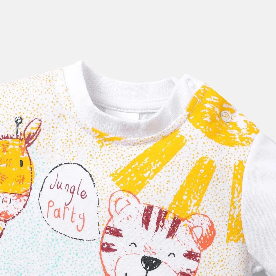 Precioso mono de bebé con estampado de animales de lápiz de colores