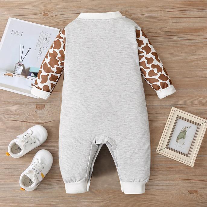 Precioso mono de bebé con estampado de jirafa de dibujos animados