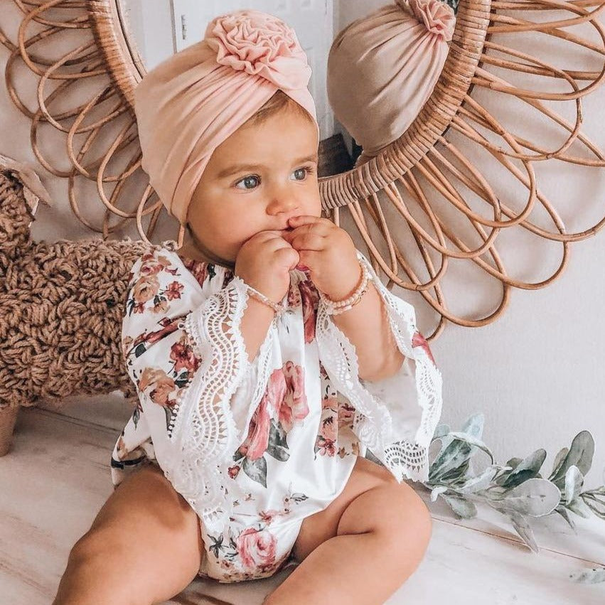 Jolie barboteuse pour bébé à imprimé floral