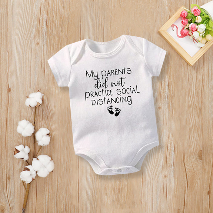 Mis padres no practicaron el distanciamiento social Letras divertidas Mameluco de bebé de manga corta con estampado sólido
