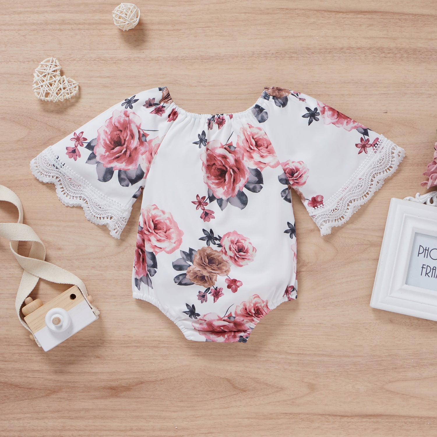 Jolie barboteuse pour bébé à imprimé floral