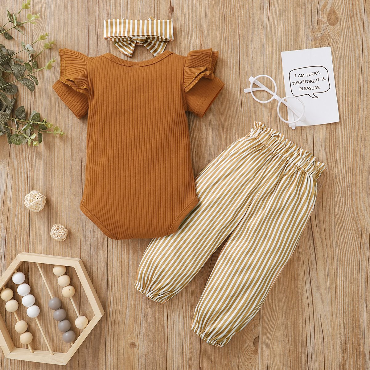 Conjunto de bebé estampado de rayas sólidas encantador de 3 piezas