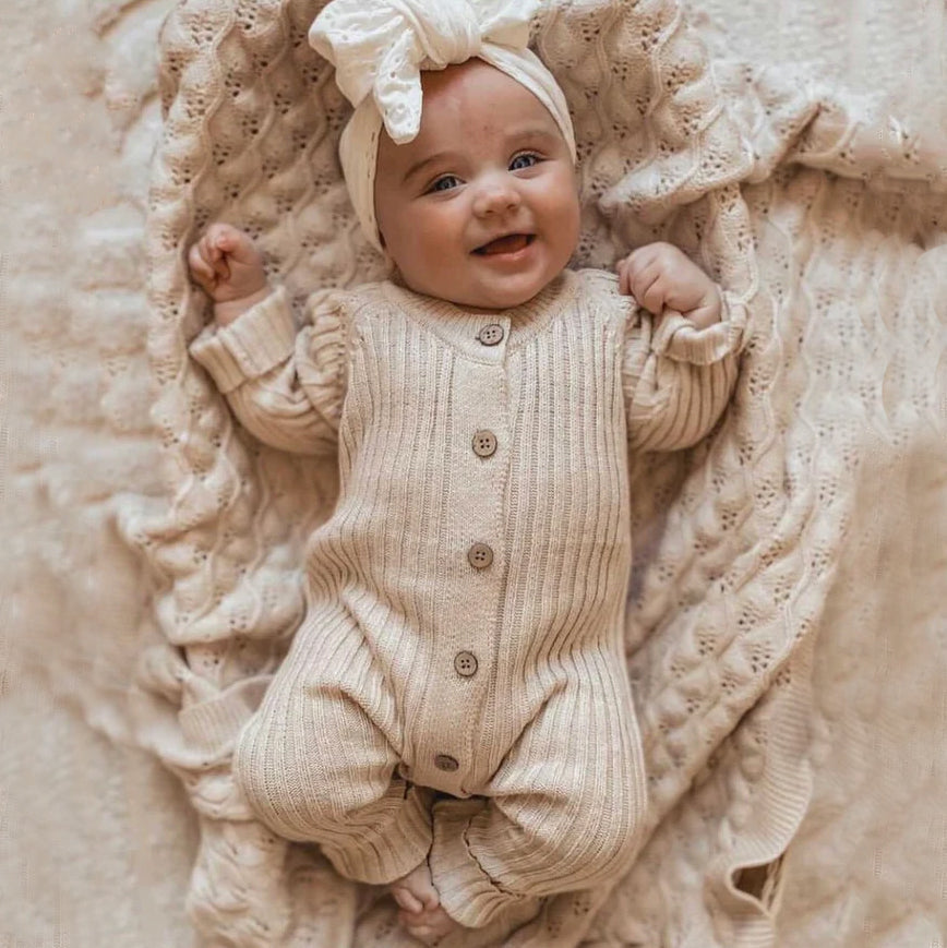 Jolie combinaison à manches longues pour bébé de couleur unie