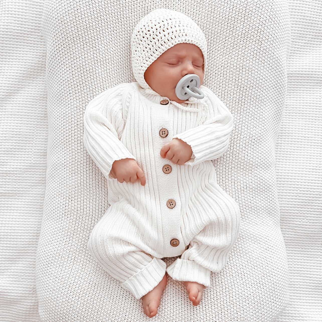 Jolie combinaison à manches longues pour bébé de couleur unie