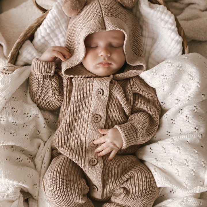 Lindo mono con capucha de manga larga para bebé de color sólido