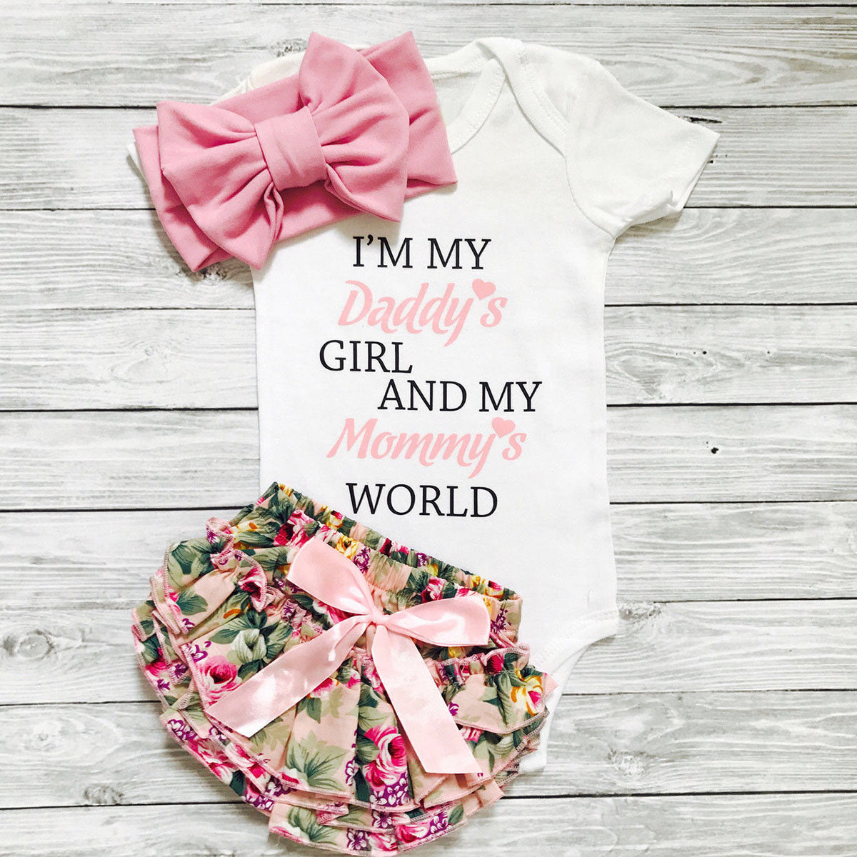 Conjunto de bebé niña con estampado floral y letras de 3 piezas