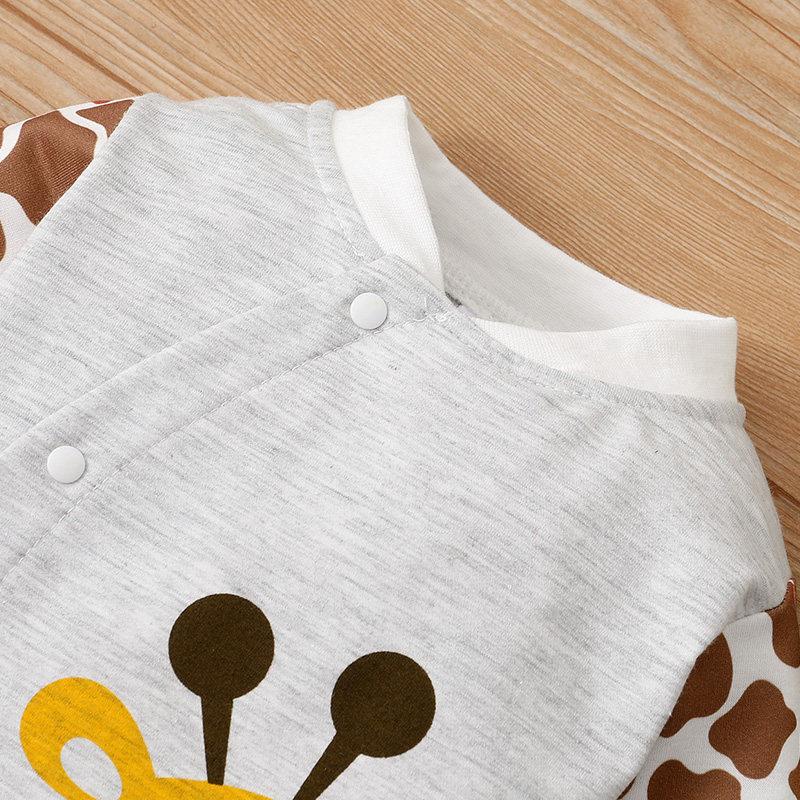 Precioso mono de bebé con estampado de jirafa de dibujos animados