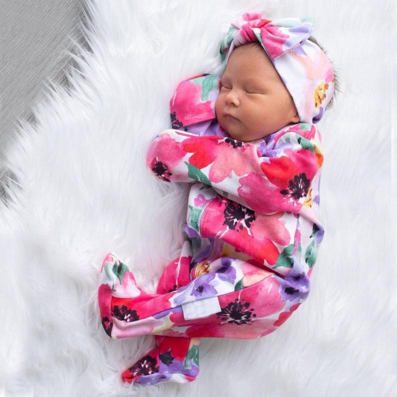 Precioso pijama estampado floral completo para bebé con diadema