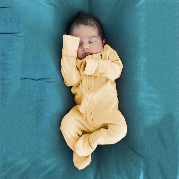 Jolie combinaison bébé à manches longues de couleur unie
