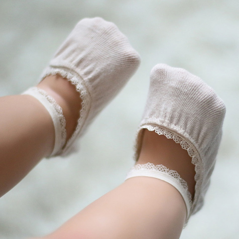 Lindos calcetines con diseño de encaje para bebé