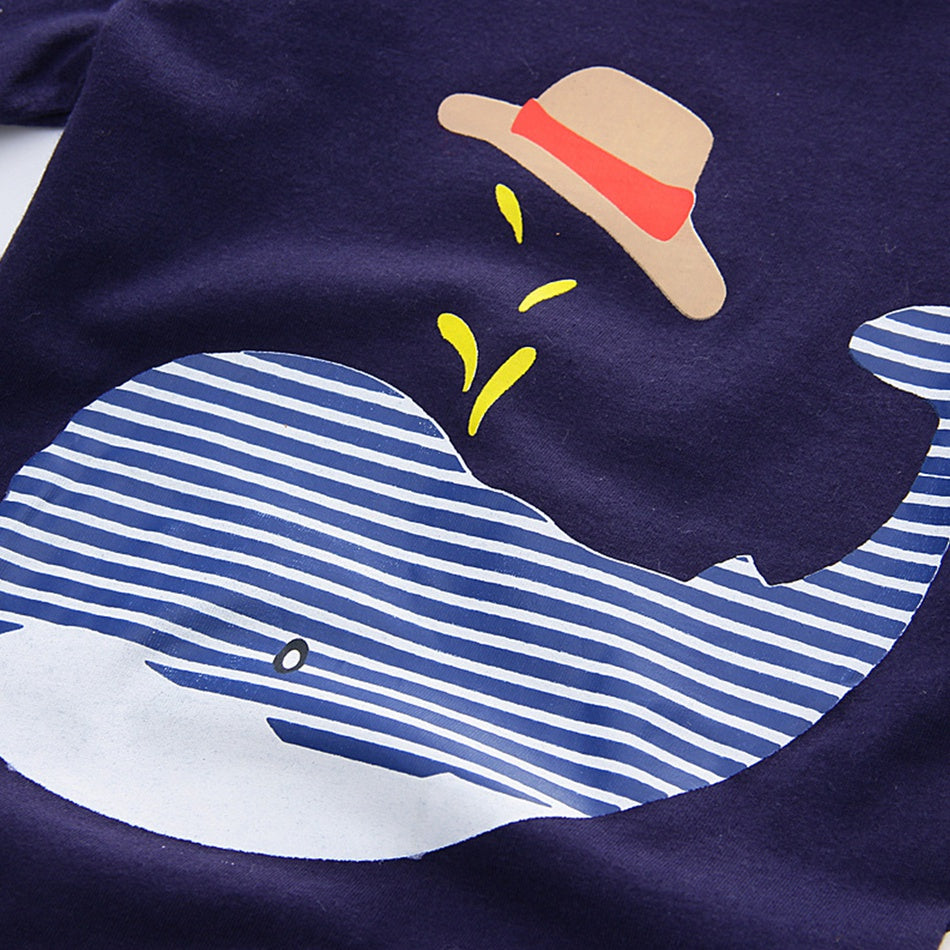 Camiseta con estampado de ballenas y pantalones cortos a rayas