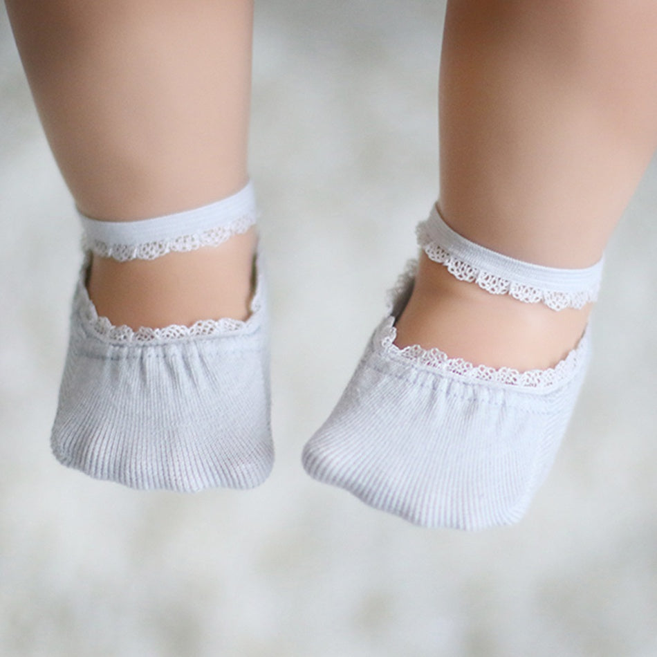 Lindos calcetines con diseño de encaje para bebé
