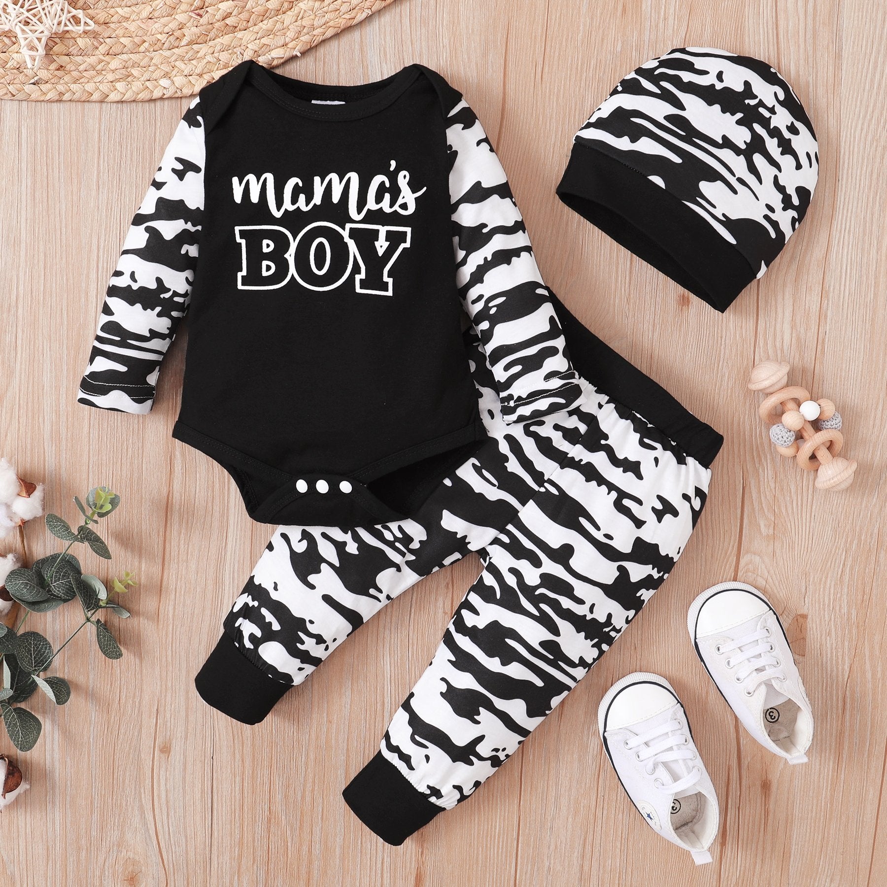 Conjunto de bebé con estampado de camuflaje y letras Mama's Boy de 3 piezas