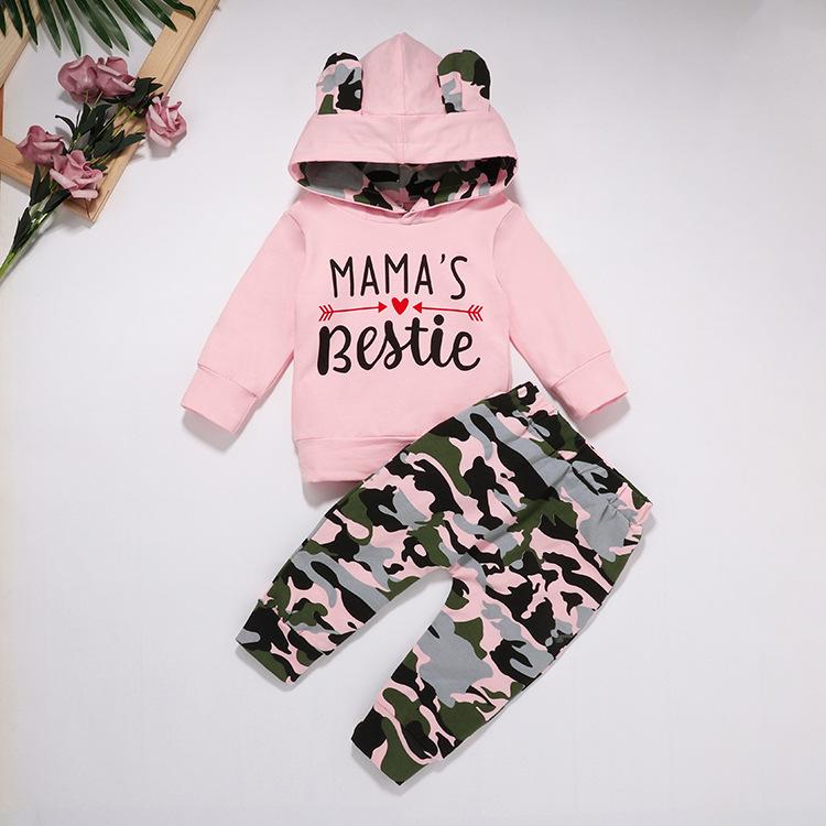 Conjunto de bebé con capucha y pantalones de camuflaje con estampado de letras MAMA'S BESTIE de 2 piezas