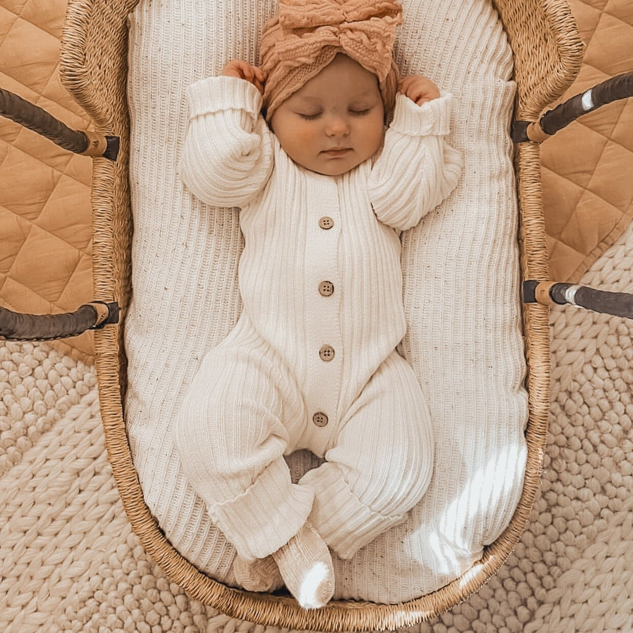 Precioso mono de manga larga para bebé de color sólido