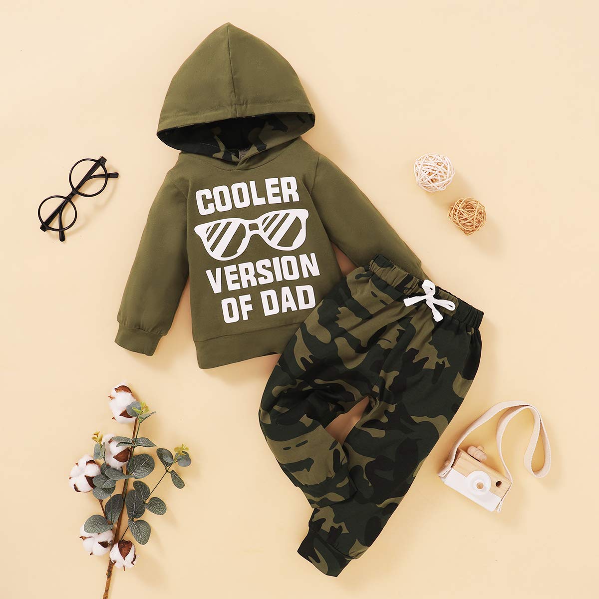 VERSIÓN MÁS FRESCA DE 2PCS DE DAD Sudadera con capucha estampada con letras y pantalones de camuflaje Conjunto para bebé