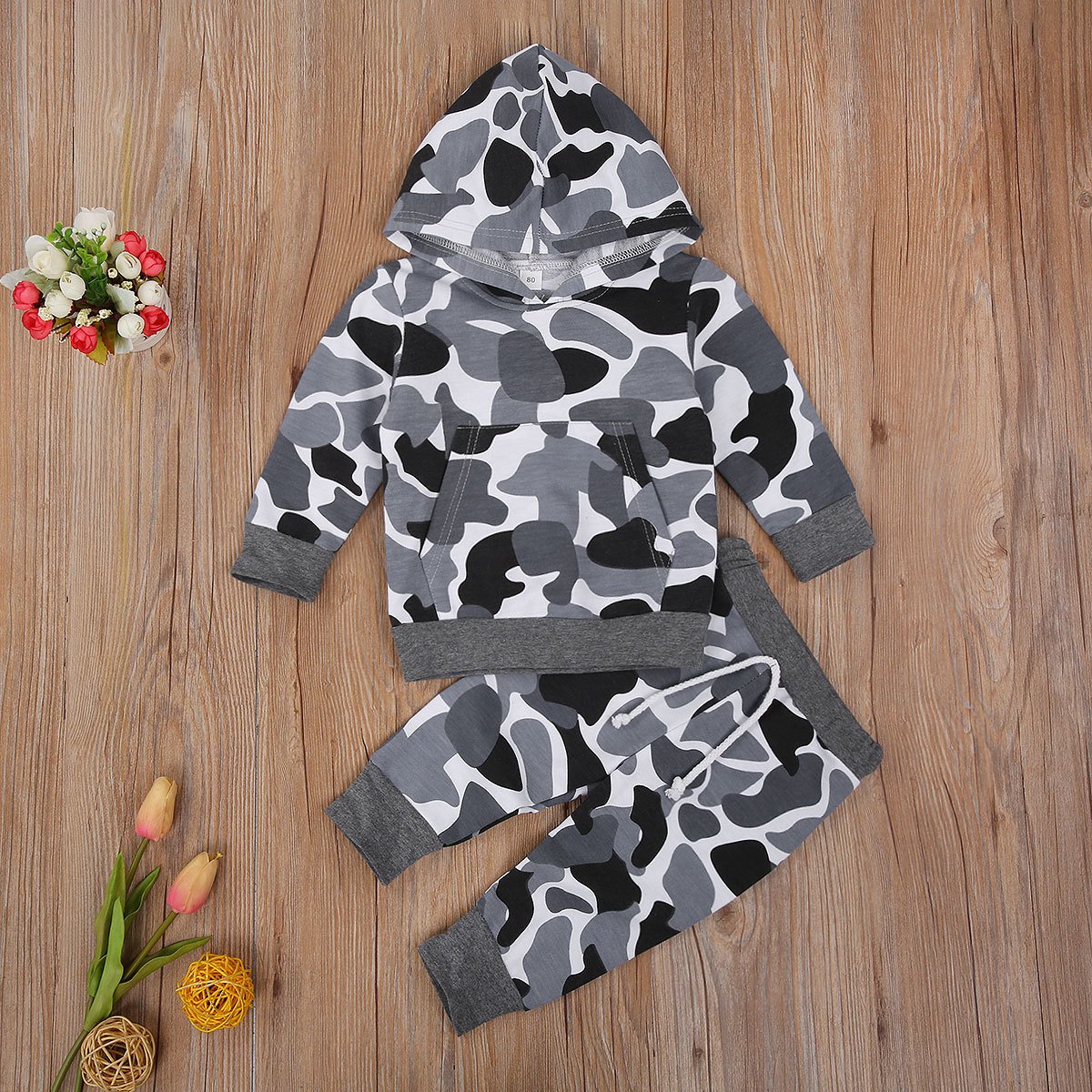 2pcs Toddler Boy Trendy Playing Card Print Tee and Camouflage Print Pants Set