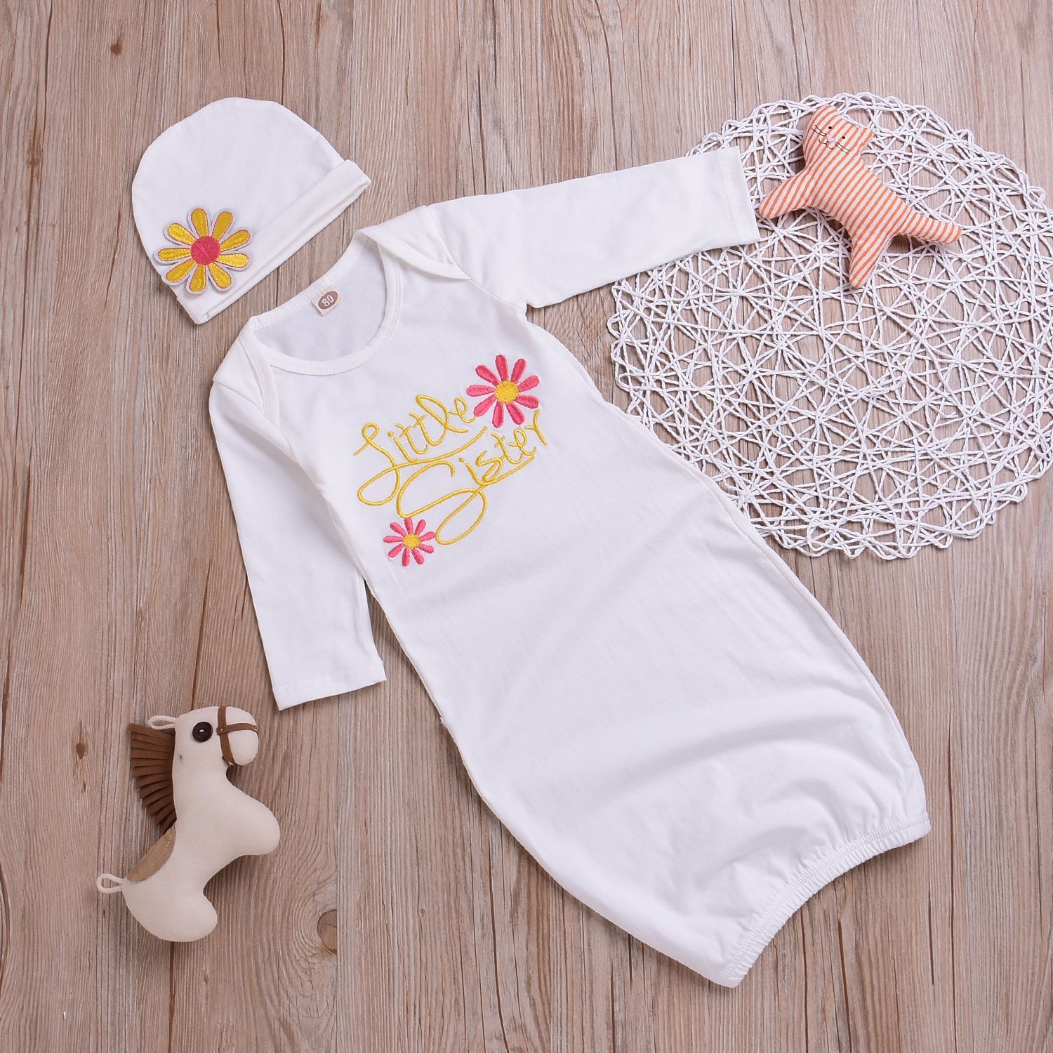 Pijama y gorro con estampado floral para bebé recién nacido Little Sister